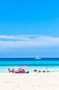 Touristen am schönen Sandstrand des Ferienortes Cala Millor, Mallorca von Alex Winter Miniaturansicht
