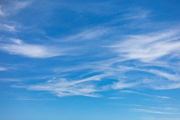 Sluierwolken in een blauwe lucht 2 van Percy's fotografie