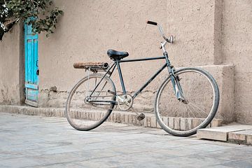 Geparkeerde fiets in Khiva, Oezbekistan. van Steve Van Hoyweghen