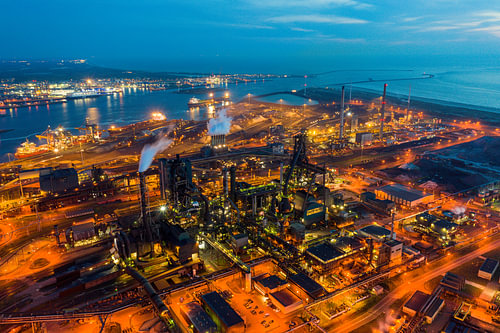 Nachtelijke luchtfoto van Tata Steel IJmuiden