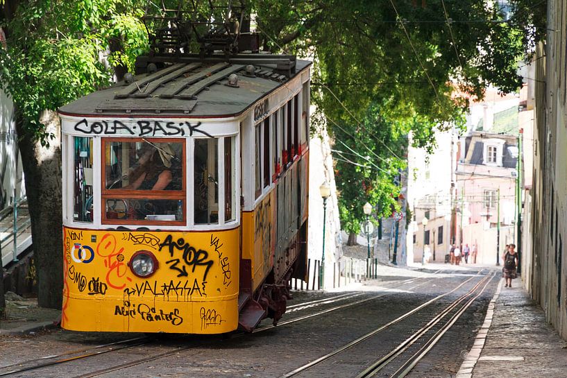 Lissabon straat tram van Dennis van de Water