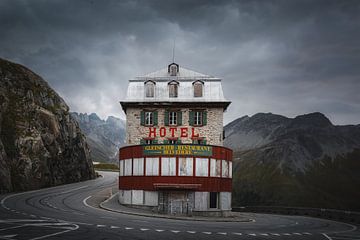 Leegstaand Zwitsers hotel in de bergen | reisfotografie van Laura Dijkslag