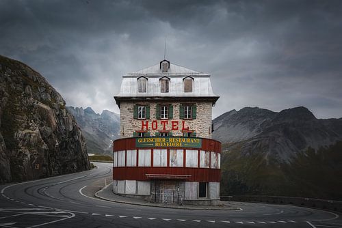 Leegstaand Zwitsers hotel in de bergen | reisfotografie