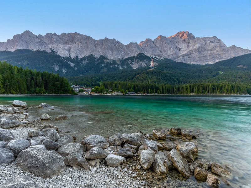De eerste zonnestralen aan de Eibsee van Teresa Bauer