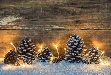 Décoration traditionnelle de Noël avec des pommes de pin sur Alex Winter