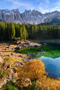 Herbst am Karersee in den Dolomiten