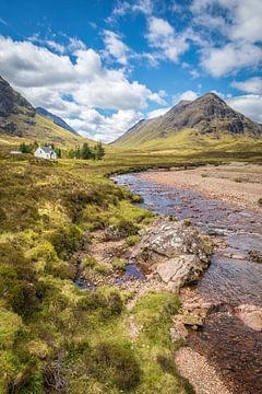Lagangarbh Hut aan de Coupall rivier met Stob Coire Raineach (925 m) van Christian Müringer