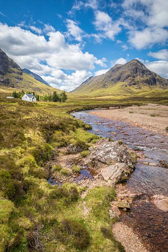 Lagangarbh Hut aan de Coupall rivier met Stob Coire Raineach (925 m)