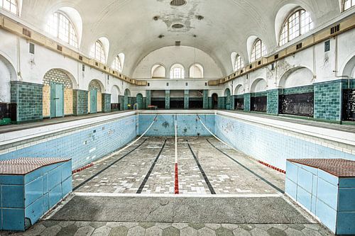 Abandoned indoor swimming pool by Tilo Grellmann
