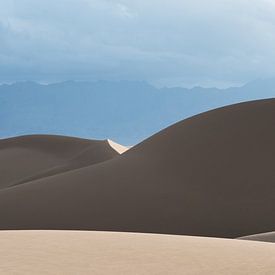 Berg van zand onder de wolken in de woestijn | Iran van Photolovers reisfotografie