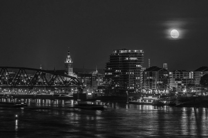 Mond über Nijmegen schwarz-weiß von Henk Kersten