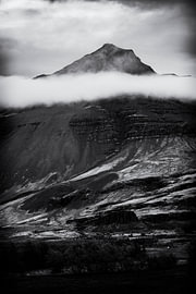 Bergpiek gehuld in lage wolken van Stedelijke landschappen - Rick Van der Poorten Fotografie