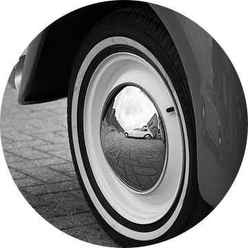 Reflectie in de wieldop Volkswagen Kever van Ronald van der Zon