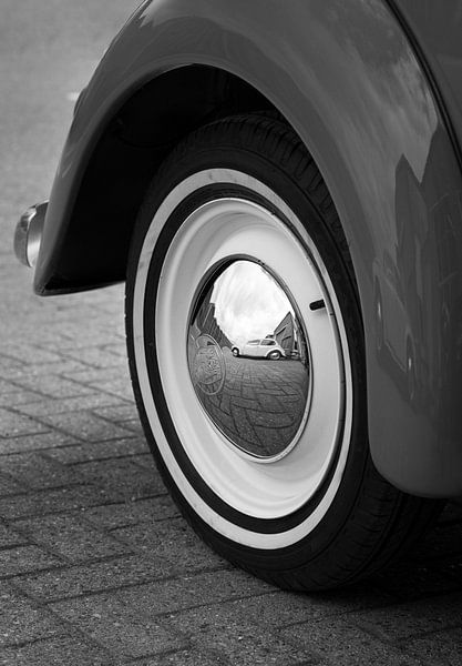 Spiegelung in der Radkappe Volkswagen Käfer von Ronald van der Zon