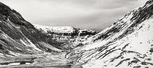 Sneeuwlandschap midden Noorwegen, zwart wit