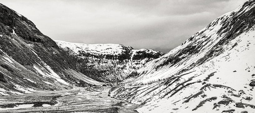 Schneelandschaft Mittelnorwegen, schwarz-weiß von Rietje Bulthuis