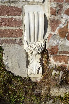Ornament in de muur bij Villa Augustus in Dordrecht van Nicolette Vermeulen