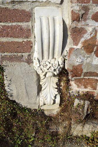 Ornament in de muur bij Villa Augustus in Dordrecht