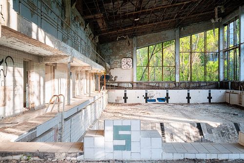 Piscine abandonnée en décomposition.
