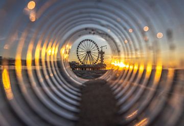 Die Pier in Scheveningen fotografiert von einer leeren Flasche am Strand. von Claudio Duarte