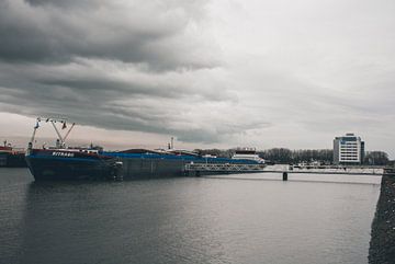 Binnenvaartschip afgemeerd in de Waalhaven van scheepskijkerhavenfotografie