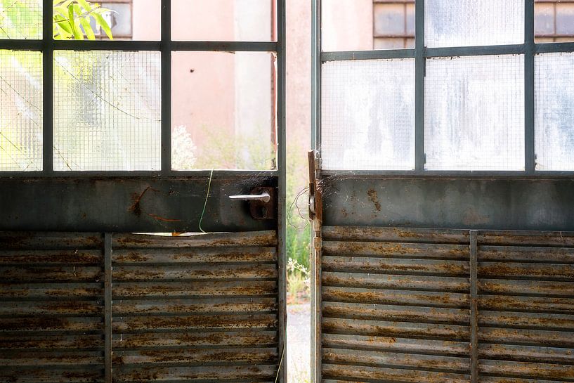 Deuren van een Verlaten Fabriek. van Roman Robroek - Foto's van Verlaten Gebouwen