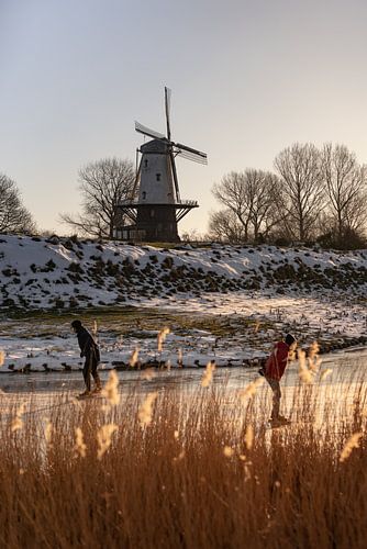 Schaatsers naast Molen De Koe
