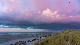 Promenade nocturne sur la plage sur Greetje van Son