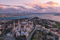 Aya Sofia in Istanbul, Hagia sofia Kerk - Moskee, Turkije bij zonsopkomst over bosporus rivier, Skyl van John Ozguc thumbnail