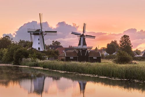 Het gouden uur bij de twee molens in Ten Boer in de provincie Groningen