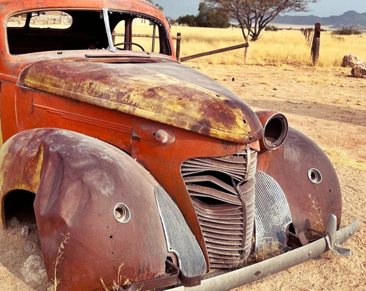 ein amerikanisches Oldtimer Wrack in der Wüste von Werner Lehmann