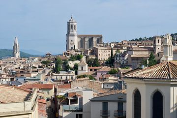 Uitzicht op de oude stad van Girona van Marco IJmker