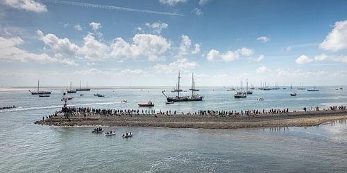 Pier in de haven van Terschelling met boten