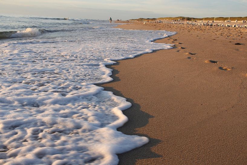 Witte nevel op het strand bij Westerland op Sylt van Martin Flechsig