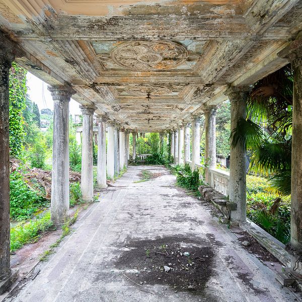 Verlassener, erweiterter Korridor. von Roman Robroek – Fotos verlassener Gebäude