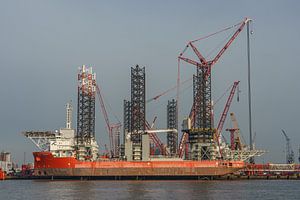 Wind Osprey krijgt nieuwe hijskraan. van Jaap van den Berg