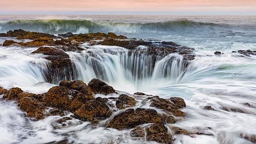 Zonsopkomst bij Thor’s Well, Oregon