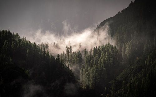 Nuages bas dans les Dolomites, Italie sur Michael Fousert