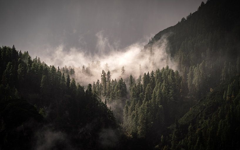 Tief hängende Wolken in den Dolomiten, Italien von Michael Fousert