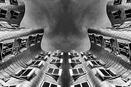 Reflet de la façade sur Dieter Walther