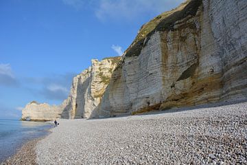 Kreidefelsen und Kieselsteinstrand von Etretat Normandie Frankreich von My Footprints