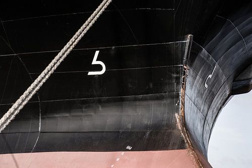Schepen afgemeerd aan een havenkade in de haven.