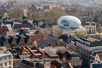De stad zwolle vanuit de Peperbus met zicht op het museum Fundatie van Jolanda Aalbers