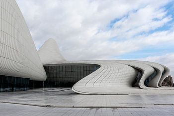 Außenansicht des Heydar Aliyev Center (Zaha Hadid Architects) in Baku, Aserbaidschan