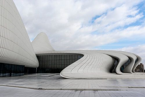 Exterieur van het Heydar Aliyev Center (Zaha Hadid Architects) in Bakoe, Azerbaijan