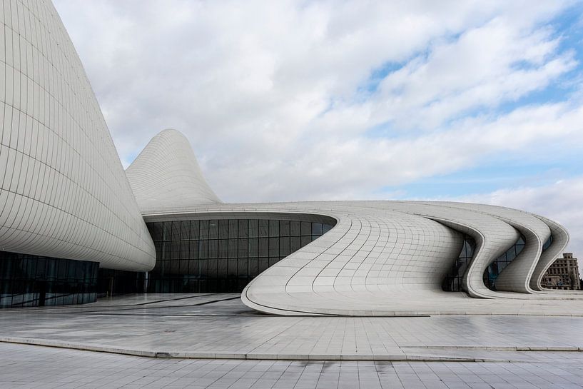 Extérieur du centre Heydar Aliyev (Zaha Hadid Architects) à Bakou, en Azerbaïdjan. par WorldWidePhotoWeb