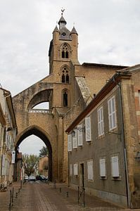 Die imposante gotische Architektur eines Dorfes im Gers