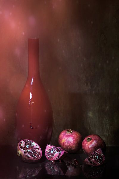 Funkelndes Stilleben in Rot mit Granatäpfeln von Saskia Dingemans Awarded Photographer