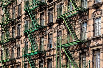 Typical picture in the streets of New York. Everywhere you will find the necessary fire escapes. Wou by Wout Kok