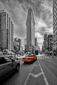 Gele taxi voor het Flatiron Building in New York met kleurentoets effect